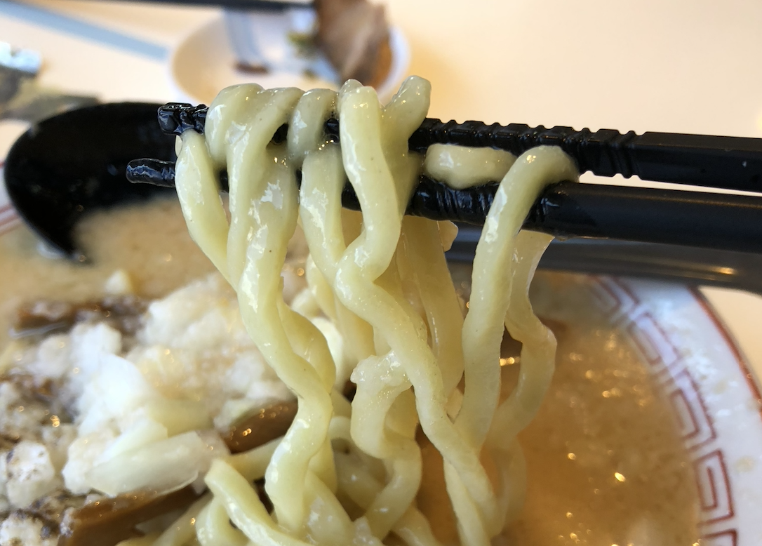 ▲これですこれ！我々が食べたラーメンでも5本の指には入る背脂系！！