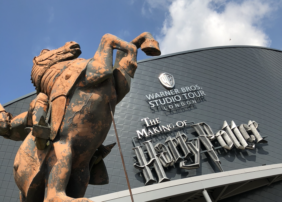 ▲スタジーツアーエントランス。東京とデザインが全然違うんですよ