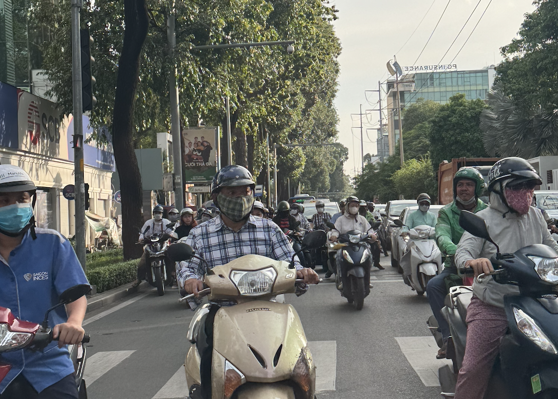 ▲ベトナムにて。名物（？）のバイク。実際見てみないと迫力ってわからないですね