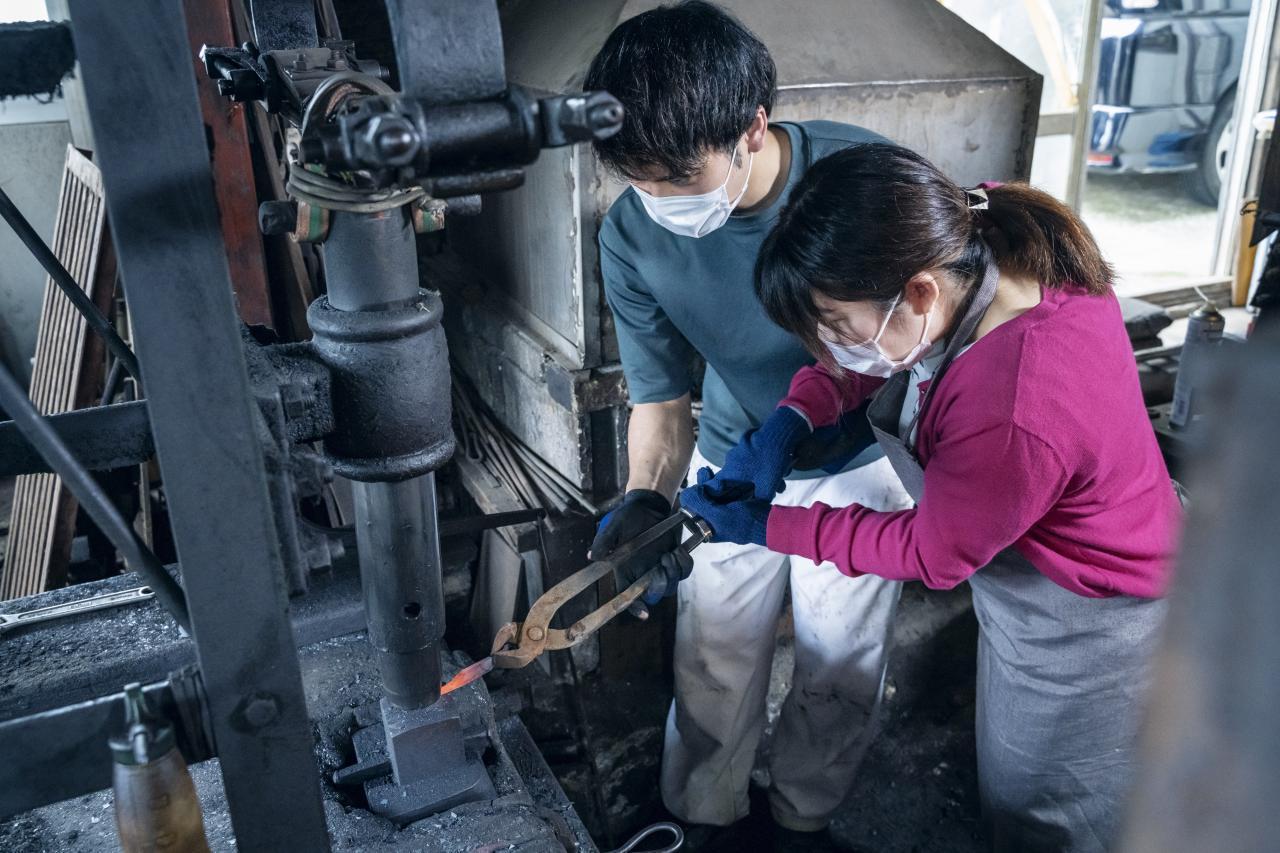 本格作業でオリジナル包丁を。伝統産業を観光商品に変える＜桑原鍛冶工房＞