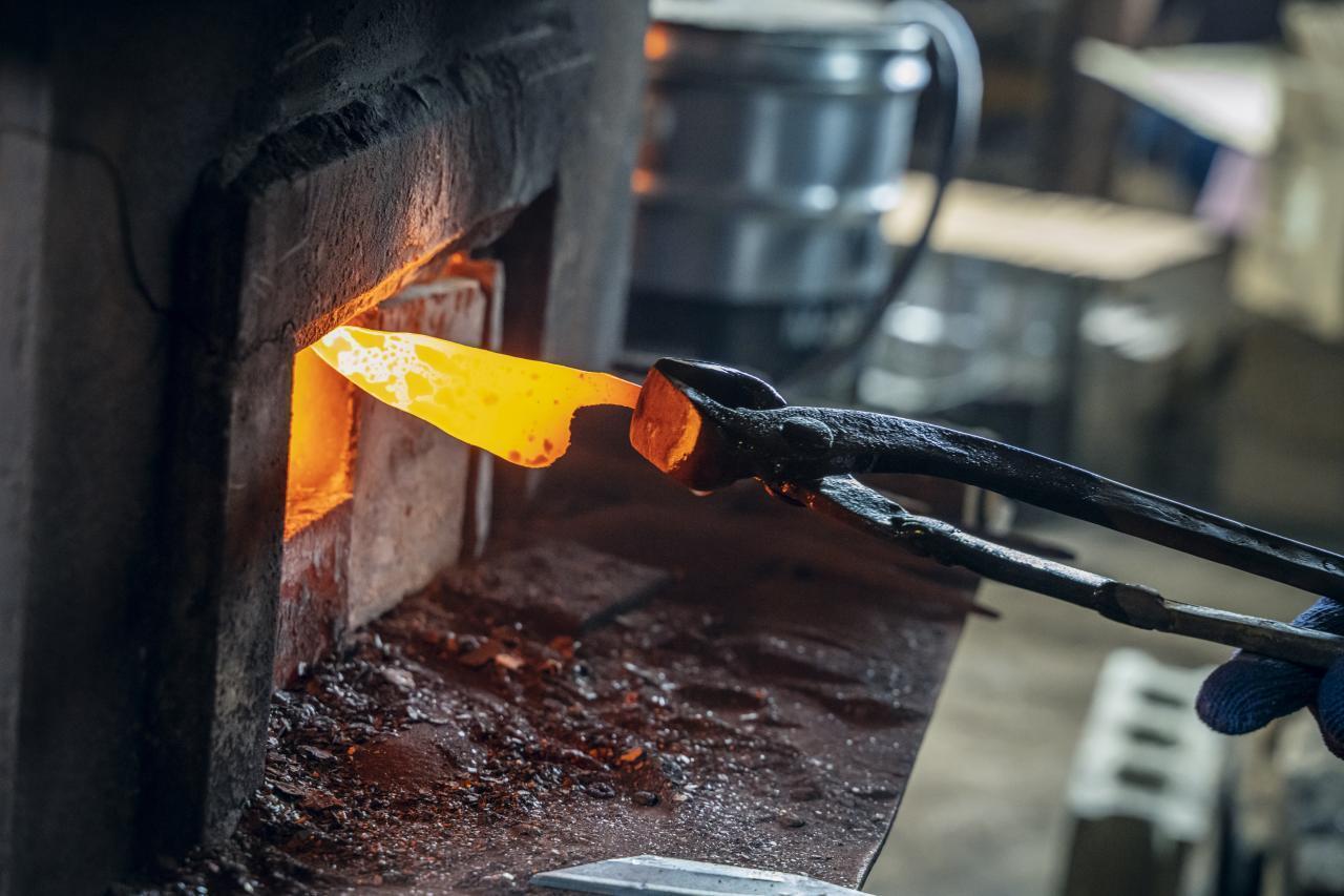 ▲火入れによる熱と鋼（はがね）の変化を全身で体感できるプログラム