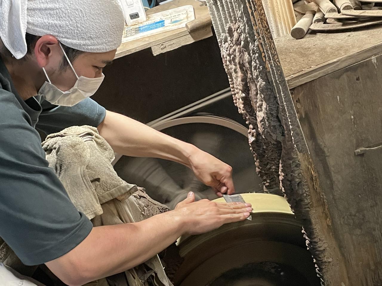 ▲最後の仕上げは４代目が。どんな不器用さんでも「本物」ができあがる