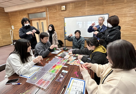 ▲魚の気持ちを想像して、「色」「形」「重さ」を決めていく。イマジネーションを膨らましながら自由に作れるのでワイガヤと盛り上がる
