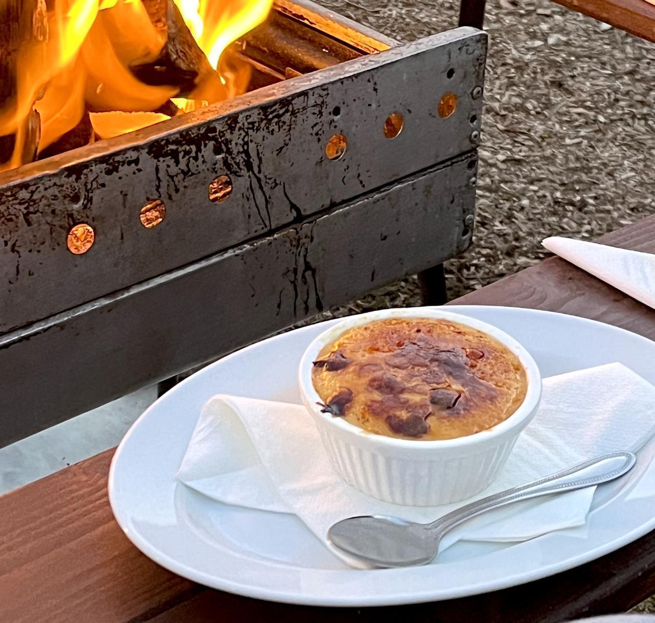 ▲焚き火をうまく生かす料理の数々。キャンプのワイルドさと繊細なイタリアンの要素がミックスされる。焚き火の周りにラフに提供される一流料理たち。このブリュレもコゲがワイルドでサイコーなんですよ！