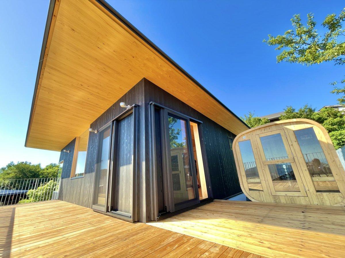 ▲バルコニーから海を一望できるサウナ付きロッジ。サウナから出て夜空の星を味わうなんていう贅沢時間が楽しめる