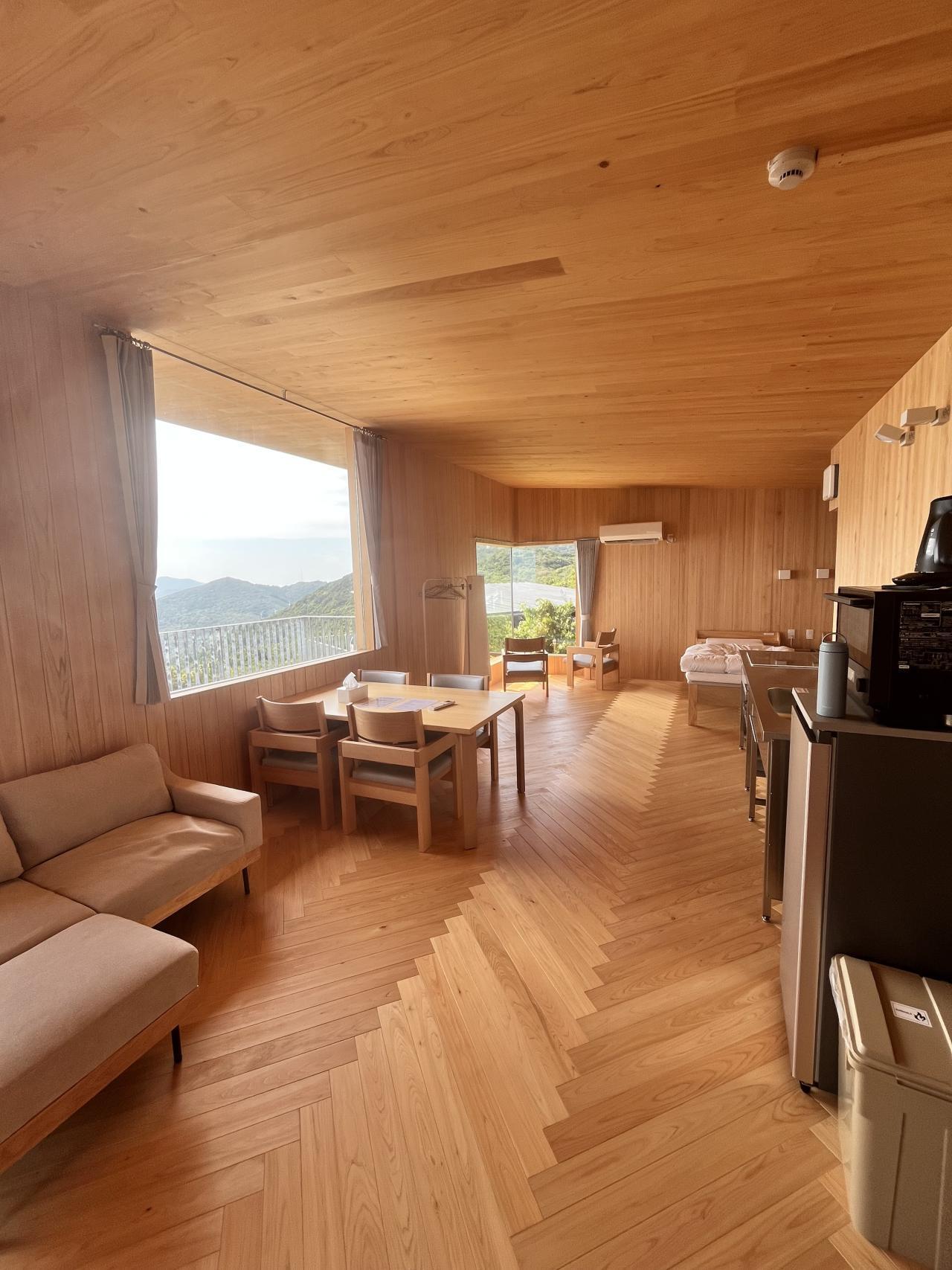 ▲4人でも広々過ごせる室内。リニューアルしたばかりで内装もピッカピカ！キッチンも甘美なのでサイクリングで入手した地元食材を料理することもできる