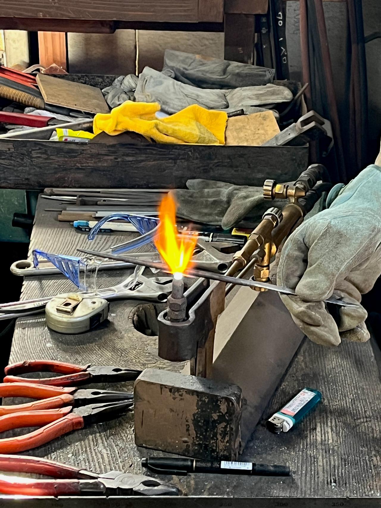 ▲プロが使う道具をそのまま使わせてもらえるのもこの体験の魅力。鍛冶屋さんが惜しげなく質問に答えてくれるのもうれしいポイント（知識欲求を満たすことも満足度向上に直結する）