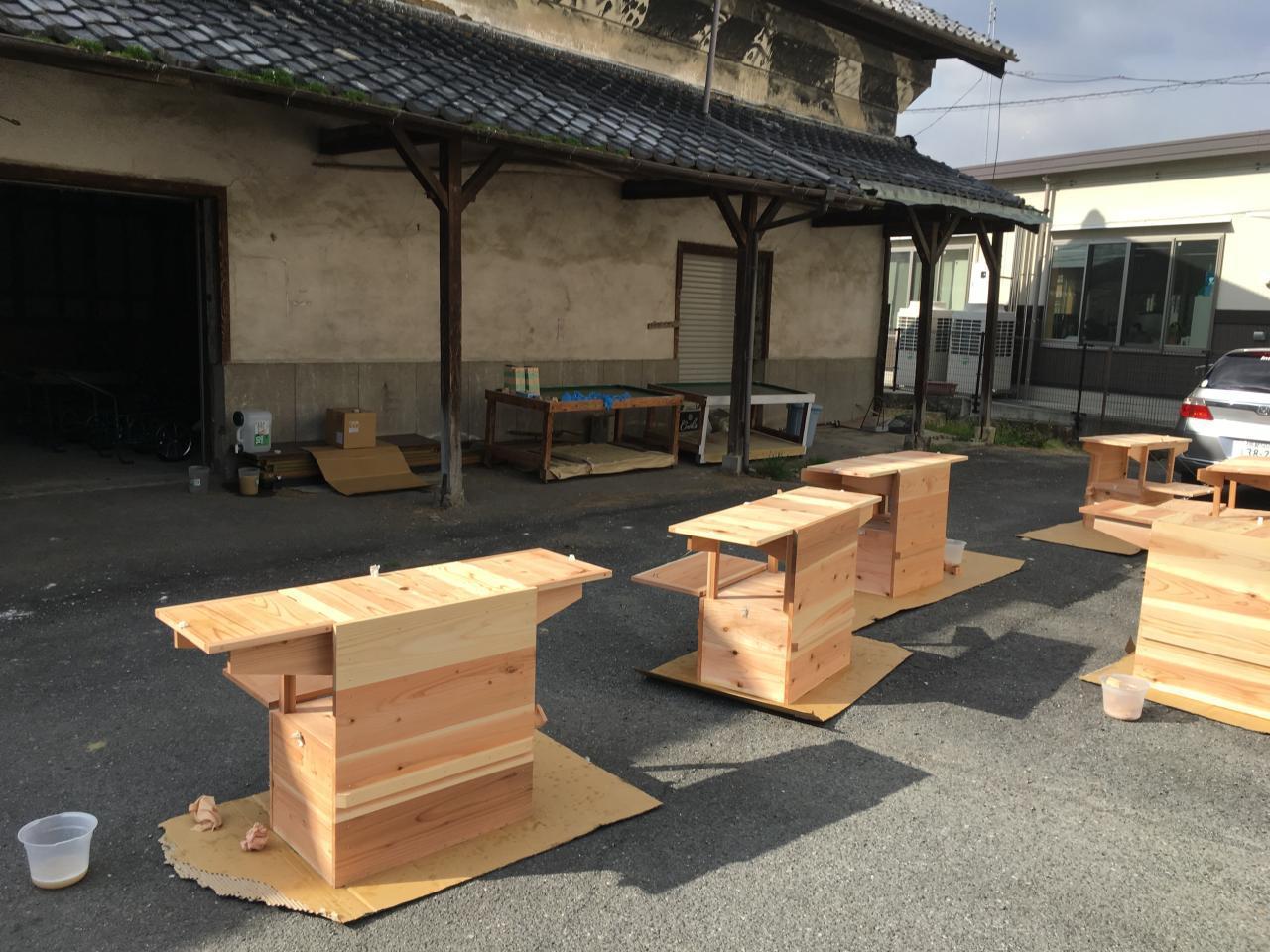 ▲関係者みんなで地域の特産品である「柿渋」塗り塗りワークショップも実施。関わることで我が事になり、ワゴンに愛着が。大切に使ってもらうんだよ