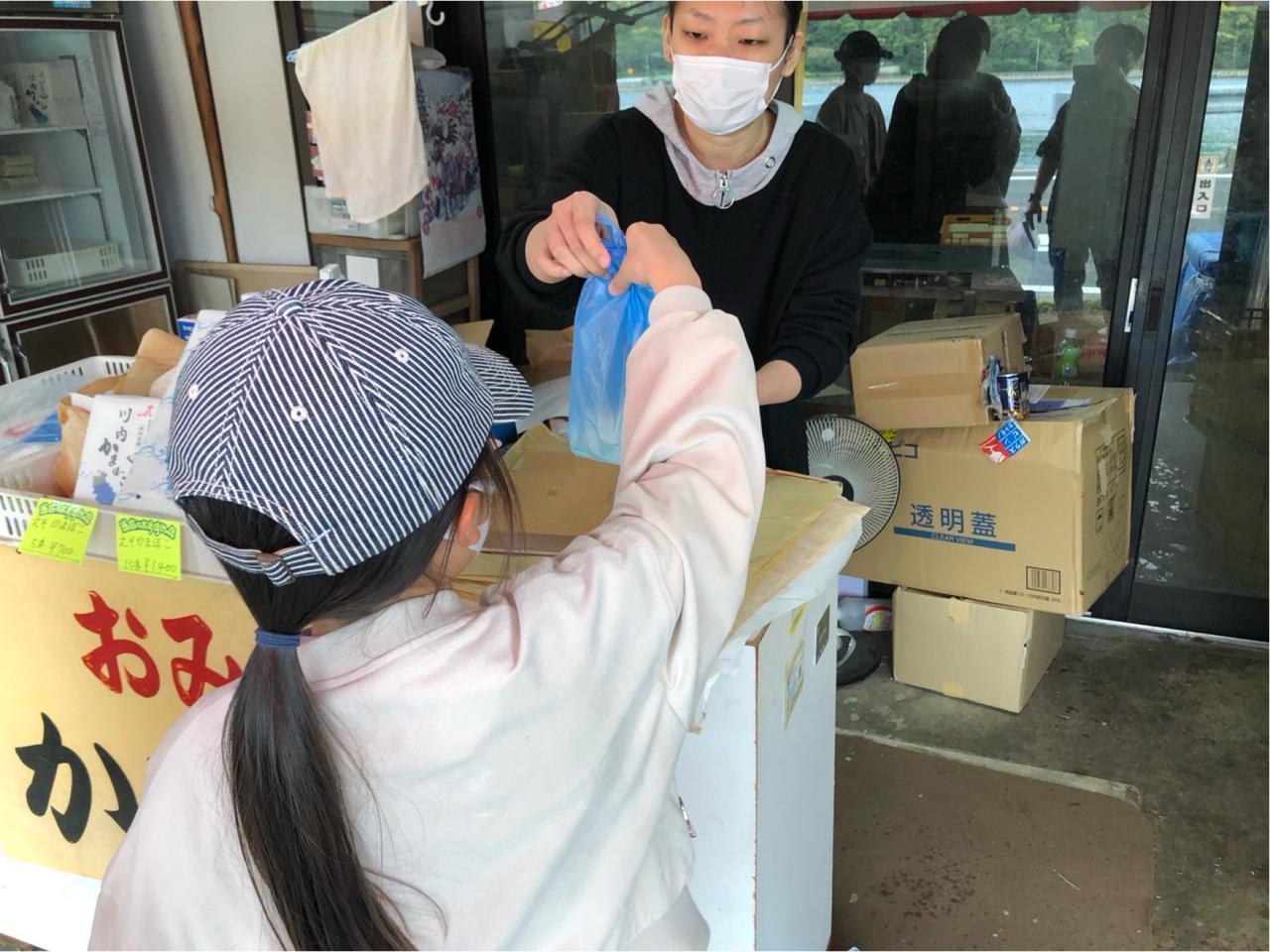 ▲川内かまぼこは、かまぼこの周りにストローのような「スボ」がぐるりと巻かれた形状。この形状のかまぼこを食べたことのない子どもさんも興味津々