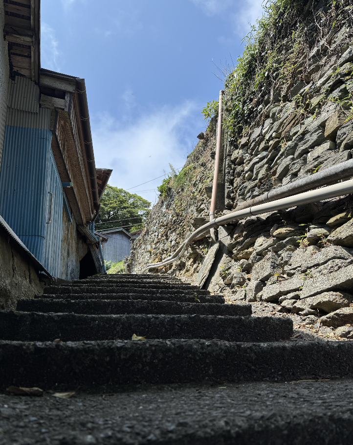 ▲佐田岬半島の「名取集落」には石垣が連なる独自の風景と暮らしが残っている。ここは絶対ルートに入れなくては！散策におすすめ